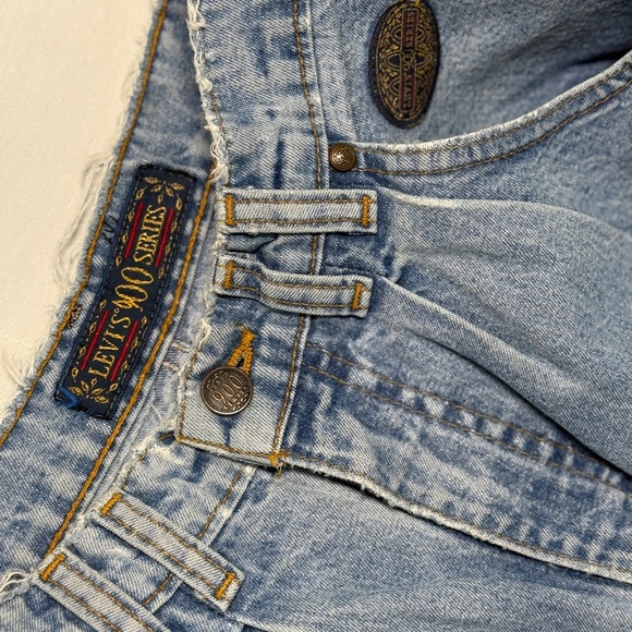 Levi's Denim - Levi's light blue jeans with gold stitching